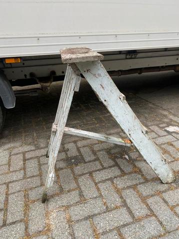 Houten trap voor decoratie 80 cm. hoog. beschikbaar voor biedingen