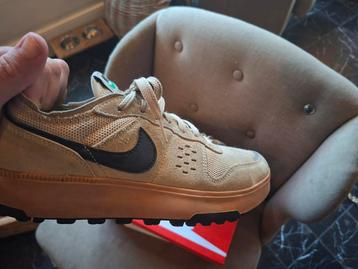 Mooie beige nike sneakers sportschoenen maat 40 beschikbaar voor biedingen