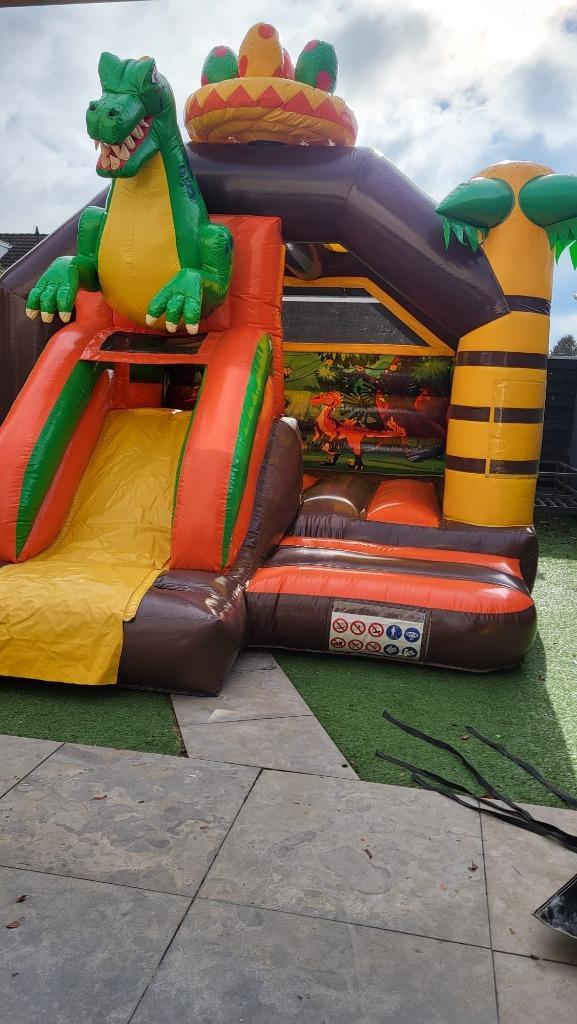 Springkussen Dino te huur €90,-, Hobby en Vrije tijd, Feestartikelen | Verhuur, Zo goed als nieuw, Overige, Ophalen