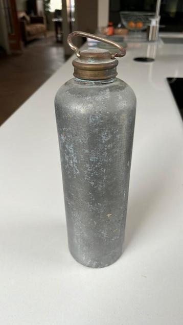 Antieke metalen kruik of waterkruik beschikbaar voor biedingen