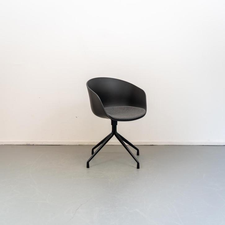 2 Hay stoel About a Chair AAC 22 Zwart met kussen, Huis en Inrichting, Stoelen, Nieuw, Twee, Kunststof, Zwart, Ophalen of Verzenden