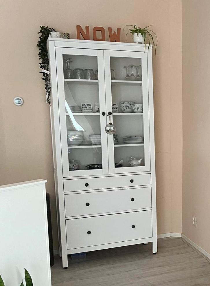 IKEA HEMNES vitrinekast met drie lades, Huis en Inrichting, Kasten | Vitrinekasten, Gebruikt, 150 tot 200 cm, 50 tot 100 cm, 25 tot 50 cm