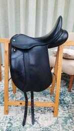 Bijna nieuw dressuurzadel Ideal Crown 17.5 inch, Dieren en Toebehoren, Paarden en Pony's | Zadels, Ophalen of Verzenden, Zo goed als nieuw