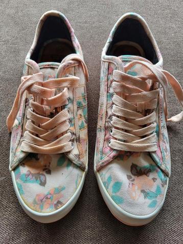roze gebloemde gympen mt 39 Le coq sportif beschikbaar voor biedingen