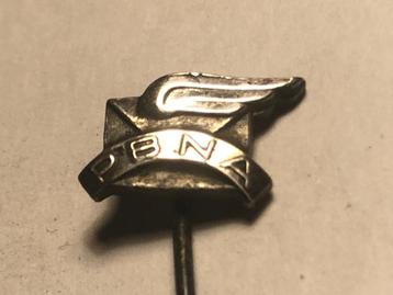 Metalen P.B.N.A. Speld (Metaalkleur). beschikbaar voor biedingen