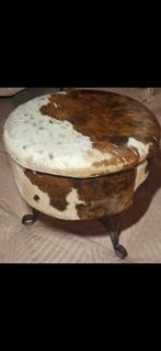 Leuke poef/krukje van koeienhuid met opbergruimte, Minder dan 50 cm, Gebruikt, Rond, Minder dan 50 cm