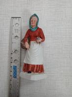 Oude Vrouw met Mand - Porseleinen Beeldje Vintage Stijl, Antiek en Kunst, Ophalen of Verzenden