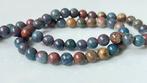 Kyaniet met een vleugje robijn, 6 mm kralen, Ophalen of Verzenden, Zo goed als nieuw, Kraal