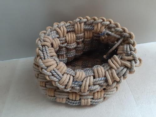 Grote gevlochten mand blauw/zandkleurig touw Japandi/Boho, Huis en Inrichting, Woonaccessoires | Schalen en Manden, Gebruikt, Mand