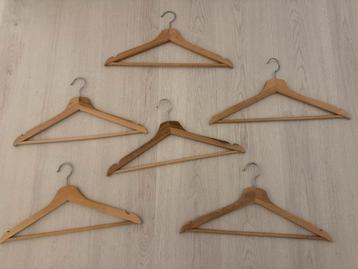 10 Houten Kledinghangers beschikbaar voor biedingen
