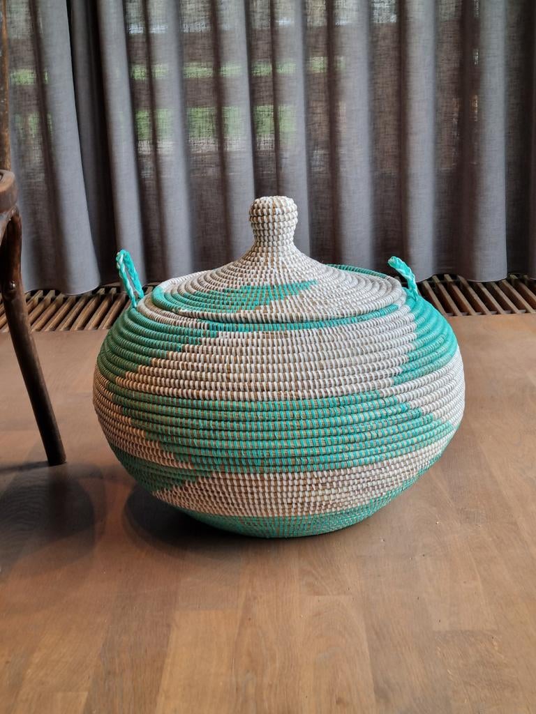 Turquoise witte afrikaanse zeegras mand handgemaakt, Huis en Inrichting, Woonaccessoires | Schalen en Manden, Nieuw, Mand, Rond