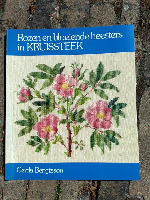 Rozen en bloeiende heesters in kruissteek - G. Bengtsson (N9, Boeken, Hobby en Vrije tijd, Zo goed als nieuw, Borduren en Naaien