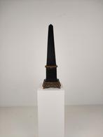 Zwarte Porseleinen Obelisk met Bronzen Ornamenten – 20e Eeuw, Antiek en Kunst, Antiek | Porselein, Ophalen