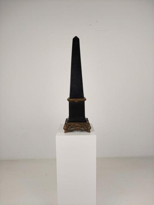 Zwarte Porseleinen Obelisk met Bronzen Ornamenten – 20e Eeuw, Antiek en Kunst, Antiek | Porselein, Ophalen