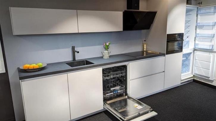 Showmodel Touch Zijdegrijs, Huis en Inrichting, Keuken | Complete keukens, Nieuw, Enkelwandige keuken, Grijs, Kunststof, Greeploos