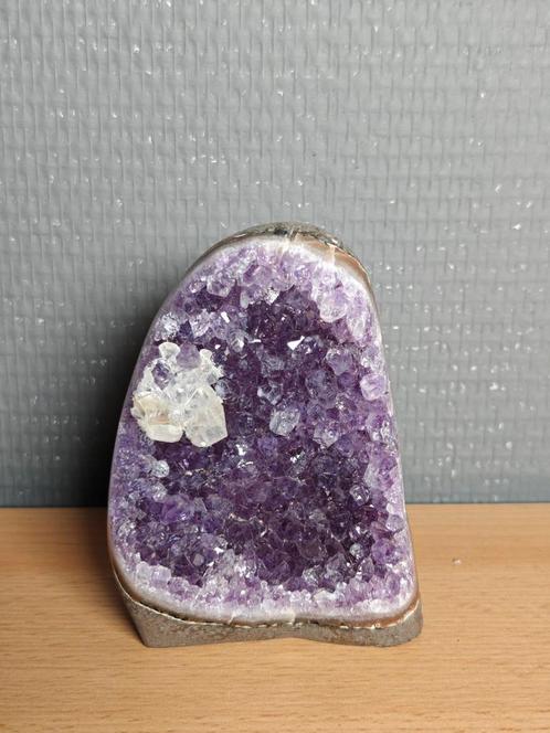 Amethist cut base met calciet vorming nr.5, Verzamelen, Mineralen en Fossielen, Mineraal, Ophalen of Verzenden