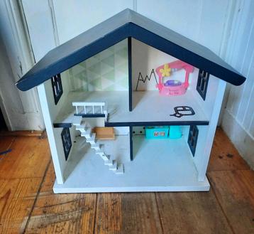 Poppenhuis hout  beschikbaar voor biedingen