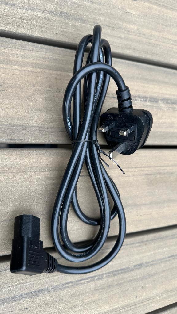 UK netspanningskabel met IEC C13 aansluiting, Computers en Software, Pc- en Netwerkkabels, Nieuw, Ophalen of Verzenden