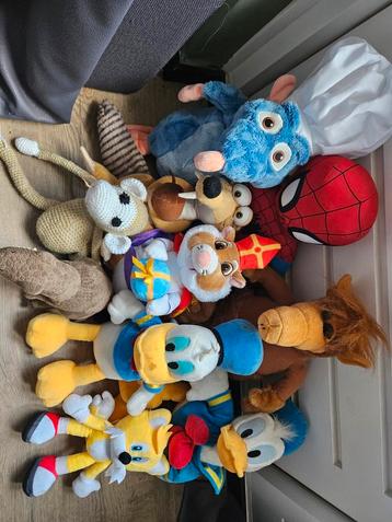 Diverse knuffels beschikbaar voor biedingen