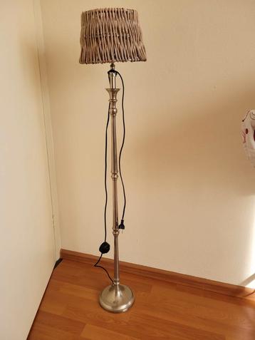 Vloerlamp met rieten kap - 122cm hoog beschikbaar voor biedingen