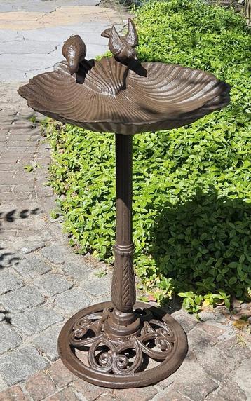 VOGELDRINKSCHAAL IN SCHELPVORM / GIETIJZER / bruin beschikbaar voor biedingen