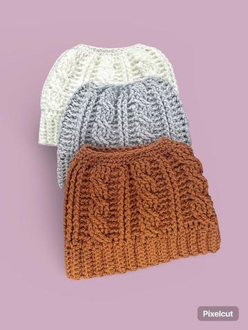 Cabled Messy Bun Muts / Beanie beschikbaar voor biedingen