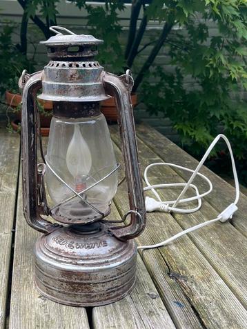 Oude olielamp, maar dan modern beschikbaar voor biedingen