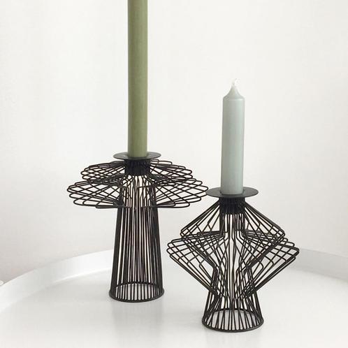 2 bijzondere Deens Design KANDELAREN zwart metaal retro, Huis en Inrichting, Woonaccessoires | Kandelaars en Kaarsen, Gebruikt