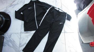 158-164 NIKE trainingspak zwart  beschikbaar voor biedingen