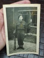 oude ansichtkaart jonge soldaat met geweer, Ophalen of Verzenden, Voor 1940, Zo goed als nieuw