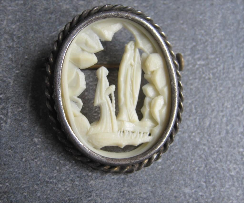 Antieke broche met religieus tafereel, Ophalen of Verzenden