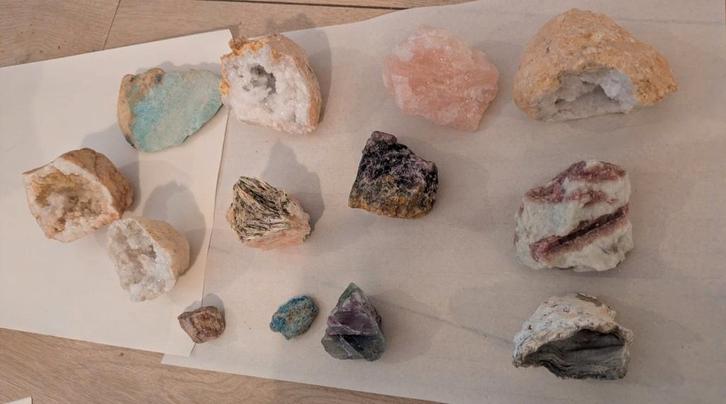 13 kristallen en dinosaurusbot. Bergkristal,Toermalijn, o.a., Verzamelen, Mineralen en Fossielen, Ophalen of Verzenden