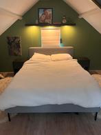 Gestoffeerd grijs 140x200 bed + matras (nachtkastjes+schap), Huis en Inrichting, Ophalen, Gebruikt, 140 cm, Twijfelaar