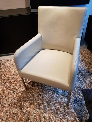Mooie lederen eetkamerstoel beschikbaar voor biedingen