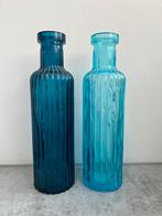 2 blauw fles vazen glas licht en donker smal hoog, Blauw, Ophalen of Verzenden, Minder dan 50 cm, Glas