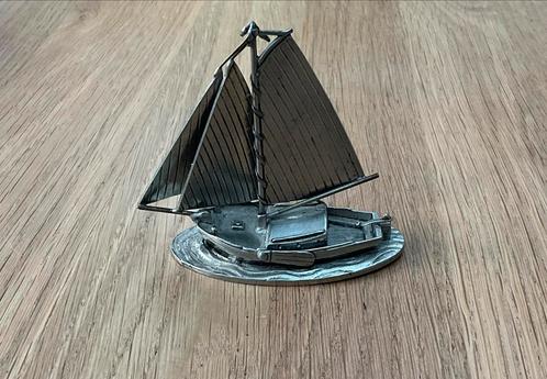 Artil Utrecht zeilboot beeldje van tin, Hobby en Vrije tijd, Modelbouw | Boten en Schepen, Zo goed als nieuw, Ophalen