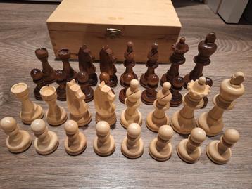 Schaakspel met houten opbergdoos beschikbaar voor biedingen