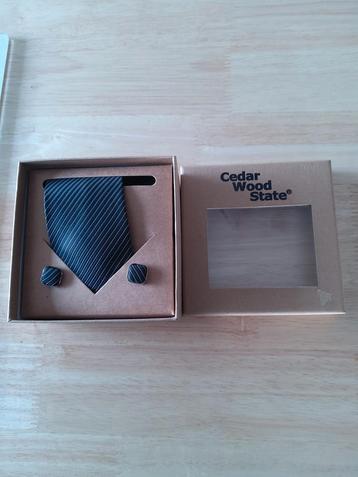 Nieuwe stropdas met manchetknopen in doos beschikbaar voor biedingen