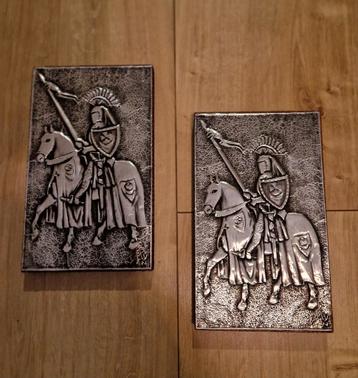 2 Wandborden Ridder Relief Zilverkleurig 25x15cm beschikbaar voor biedingen