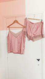 roze satijnen pyjama met kant van monki, Kleding | Dames, Pyjama's, Monki, Verzenden, Zo goed als nieuw, Maat 42/44 (L)