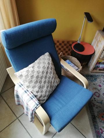 Comfortabele Ikea POÄNG fauteaul met blauw kussen beschikbaar voor biedingen