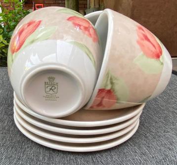 4 kop en schotel met bloem opdruk beschikbaar voor biedingen