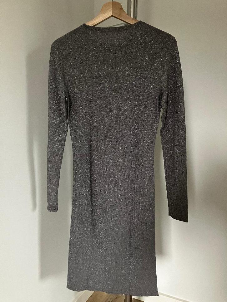 Nikkie dress silver maat 38 nieuwprijs €140, Kleding | Dames, Jurken, Zo goed als nieuw, Maat 38/40 (M), Grijs, Boven de knie
