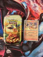 Pokémon Prismatic Evolutions – Flareon Tin, Ophalen of Verzenden, Nieuw, Meerdere kaarten