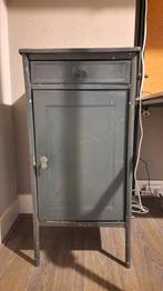 Vintage ijzeren nachtkastje, Huis en Inrichting, Slaapkamer | Nachtkastjes, Ophalen, Gebruikt, Minder dan 45 cm, Metaal of Aluminium