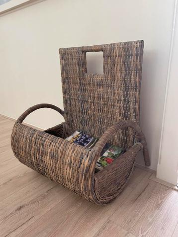 Rieten krantenbak beschikbaar voor biedingen