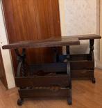 2 vintage krantentafeltjes hout & gietijzer, Ophalen, Gebruikt