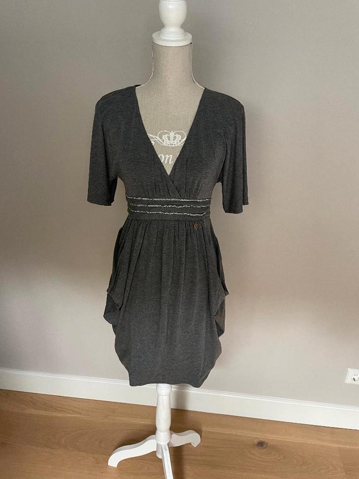Jurk grijs Glitz & Glam, Kleding | Dames, Jurken, Zo goed als nieuw, Maat 34 (XS) of kleiner, Grijs, Boven de knie, Ophalen