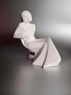 Beeld zittend vrouw , van Yvonne Niessen, Antiek en Kunst, Kunst | Designobjecten, Ophalen of Verzenden