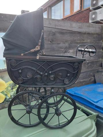 Ouderwetse poppen kinderwagen  beschikbaar voor biedingen